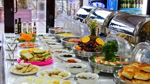 Ein Buffet mit verschiedenen Speisen und Beilagen.
