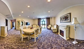 Suite – superior | Oppholdsområde | Flatskjerm-TV og filmkjøp