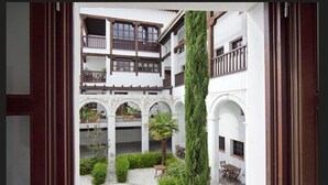 A courtyard with a central column, arches, and a seating area. - Smart Suites Albaicin Apartamentos (Granada)