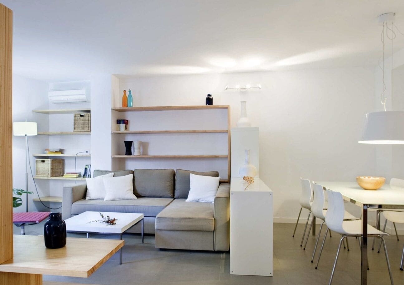 Ein modernes Wohnzimmer mit einer Couch, einem Couchtisch und einem Essbereich.