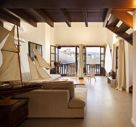 1 多间卧室、高档床上用品、羽绒被、办公桌