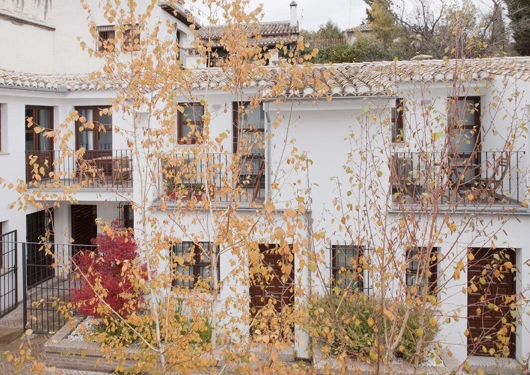 Un edifici d'edificis diversos amb balcons i finestres.