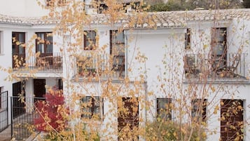 Un edifici d'edificis diversos amb balcons i finestres.