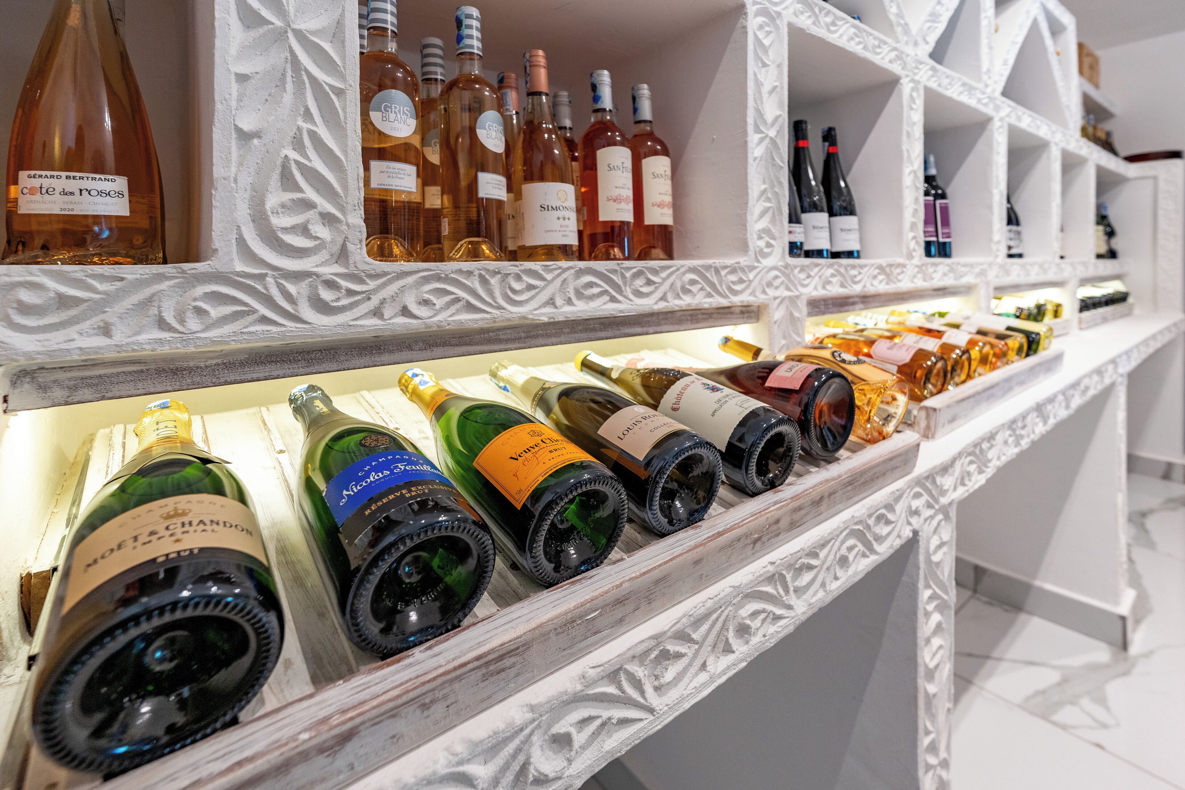 Una botella de vino en una estantería.