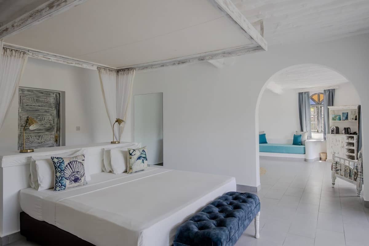 Superior Double Room, 1 Bedroom, Non Smoking, Ocean View | 1 bilik tidur, peti besi dalam bilik, meja, Wi-fi percuma