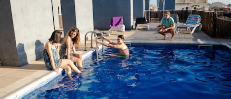 Piscina a l'aire lliure i gandules