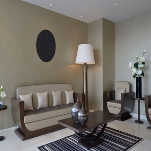 32-英寸电视 （配备卫星频道）、壁炉