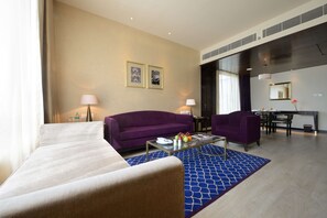 套房, 1 张双人床 | 高档床上用品、迷你吧、客房内保险箱、办公桌