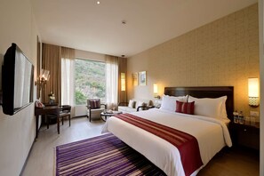 高档床上用品、迷你吧、客房内保险箱、办公桌