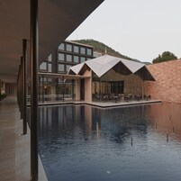 Una piscina al aire libre, sombrillas