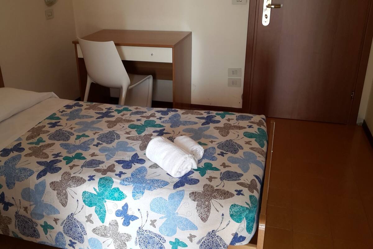 Single Room | Desk, WiFi (free)