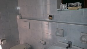 Single Room | Bathroom | Shower, hair dryer, bidet - Hotel Papillon (San Polo d'Enza)