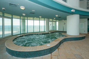 Inomhuspool, utomhuspool och solstolar