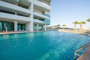 Una piscina cubierta, una piscina al aire libre, tumbonas