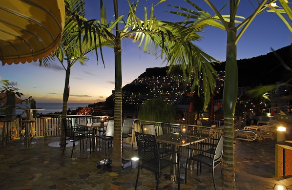 Bar en bord de piscine