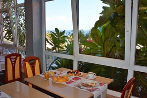 International cuisine - Apartamentos Curasol (Mogan)