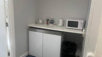 Basic Room, Multiple Beds, Ensuite | Living area