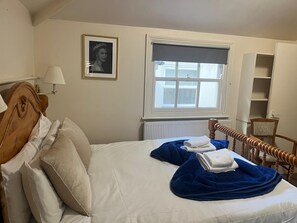 Basic Double Room, 1 Double Bed, Ensuite | Free WiFi, bed sheets - Atlas Hostel (London)