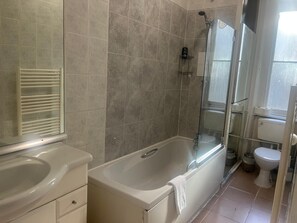 Basic Room, Multiple Beds, Ensuite | Bathroom | Shower, hair dryer, towels