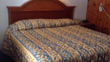 Quarto, 1 cama King | Ferros/tábuas de passar roupa, Wi-Fi de cortesia, roupa de cama