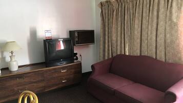 Triple Room, Multiple Beds | Living area