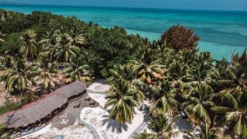 Beach nearby, white sand, sun-loungers, scuba diving