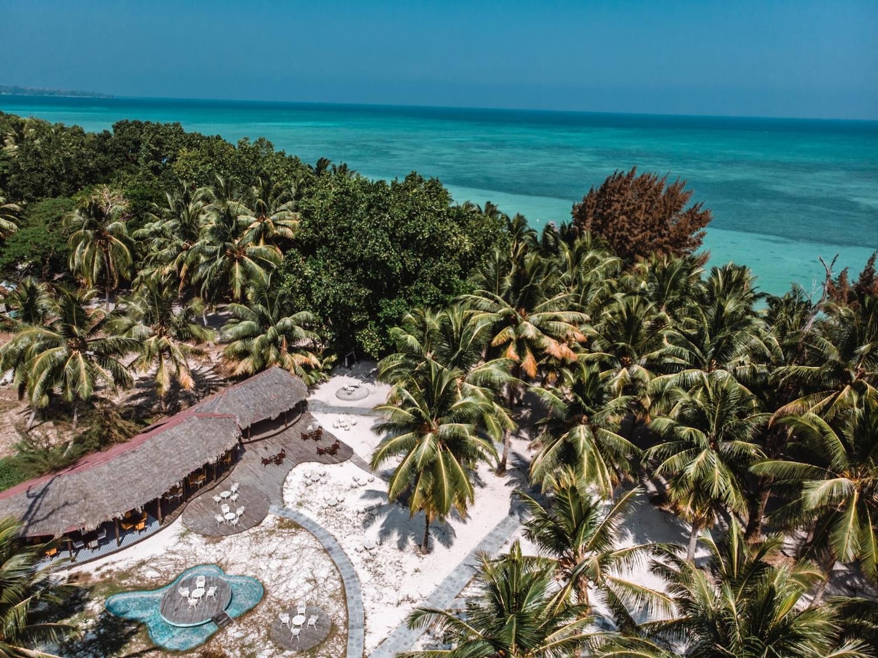 Beach nearby, white sand, sun-loungers, scuba diving