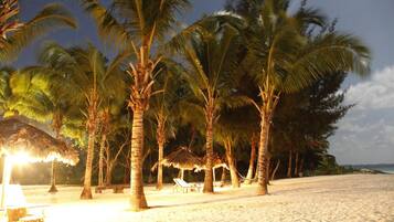 Beach nearby, white sand, sun-loungers, scuba diving