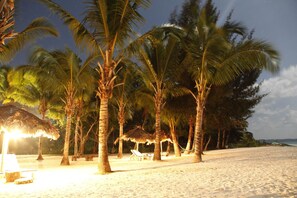 Playa en los alrededores, playa de arena blanca, camastros y buceo 