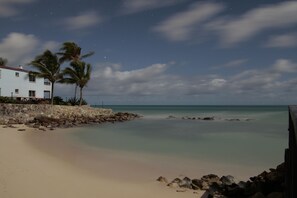 Playa privada, tumbonas, sombrillas y toallas de playa