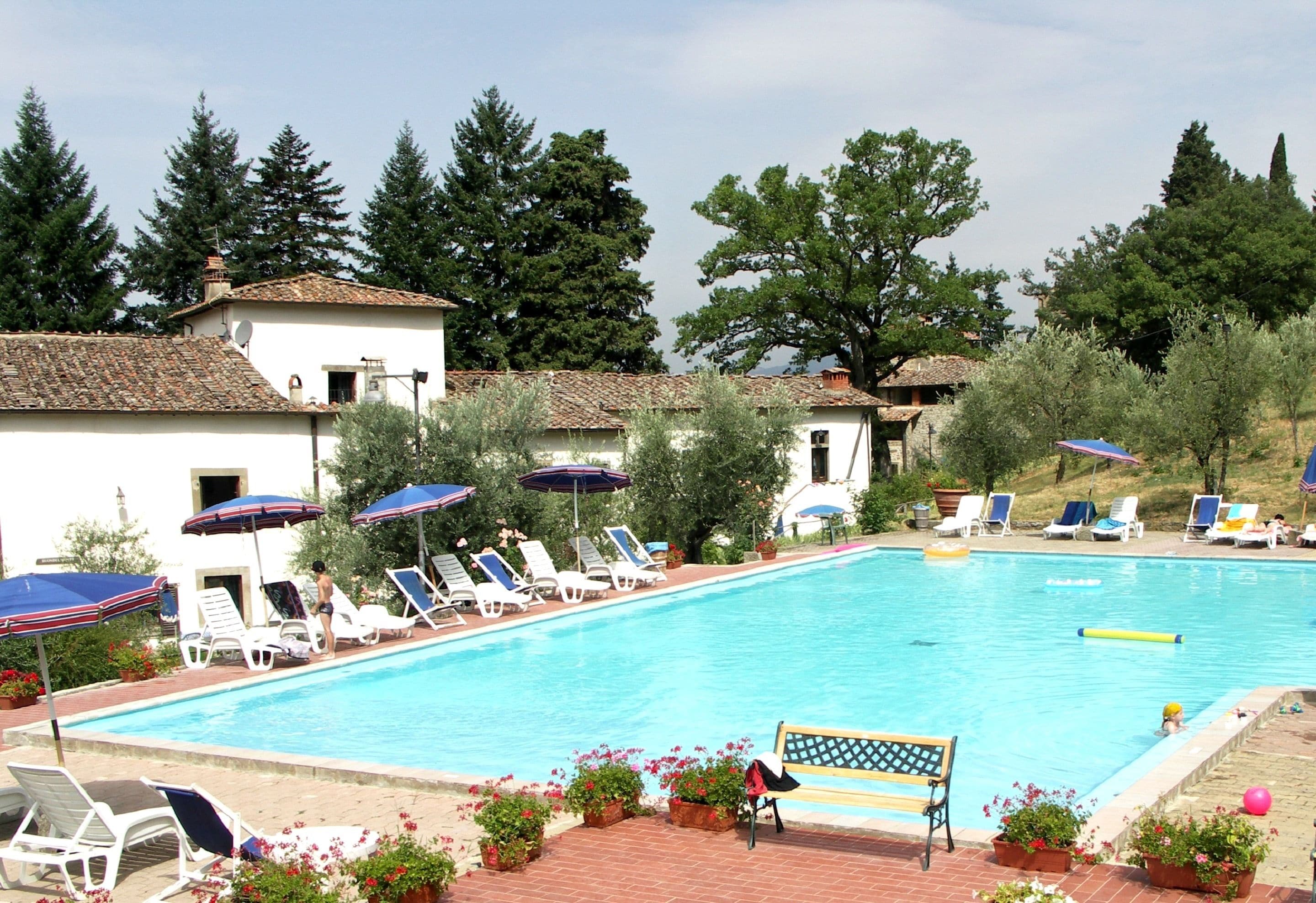 Piscina stagionale all'aperto, ombrelloni da piscina, lettini