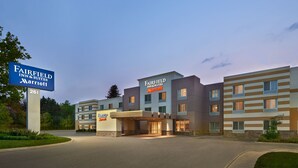 A Fairfield Inn & Suites by Marriott hotel with a modern design, a large entrance, and a well-maintained lawn. - Fairfield Inn & Suites by Marriott Barrie (Barrie)