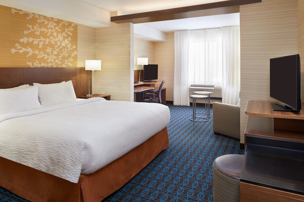 Suite, 1 cama King size y sofá cama, para no fumadores | Escritorio y espacio para trabajar con laptop
