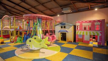 Lasten leikkialue sisätiloissa