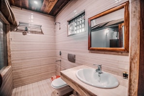 Dusche, kostenlose Toilettenartikel, Haartrockner, Handtücher