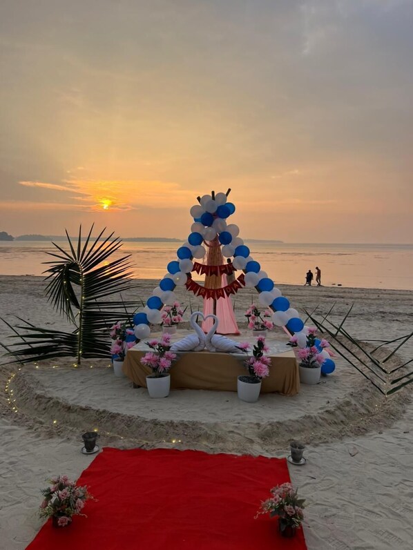 Petit déjeuner, déjeuner et dîner servis sur place, vue sur la plage
