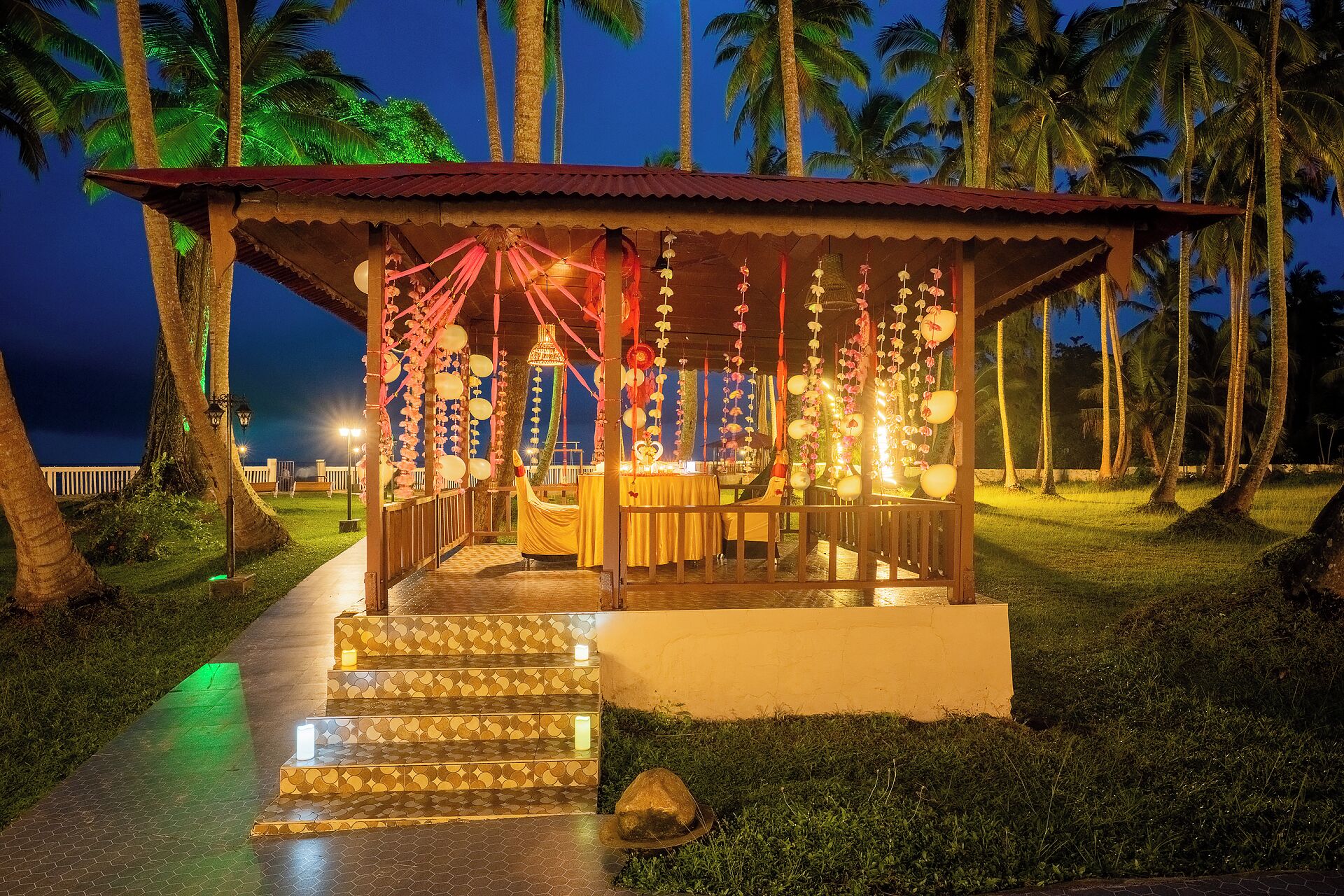 Breakfast, lunch, dinner served; local cuisine, beach views 