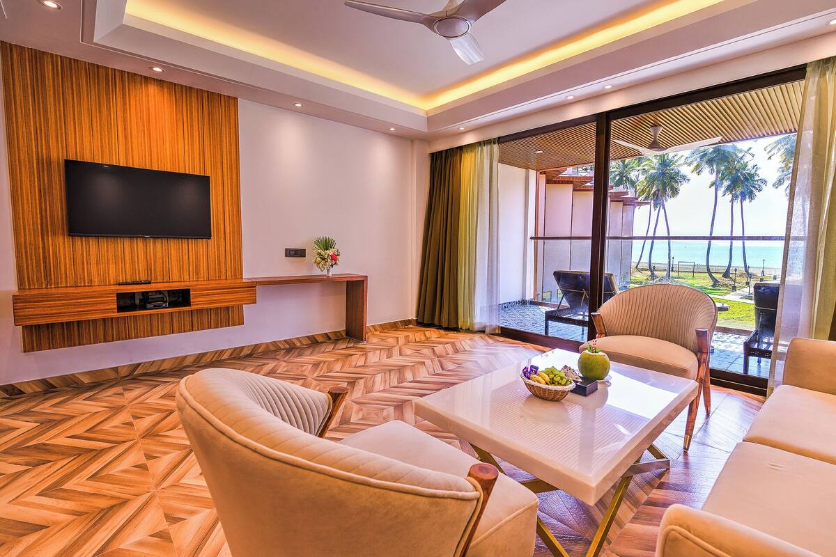 Luxury Room | Desk, laptop workspace