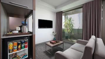 Suite ejecutiva, 1 habitación | Minibar con artículos gratuitos, caja fuerte, decoración individual