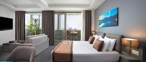 Executive Suite, 1 Bedroom | Free minibar, in-room safe, individually decorated