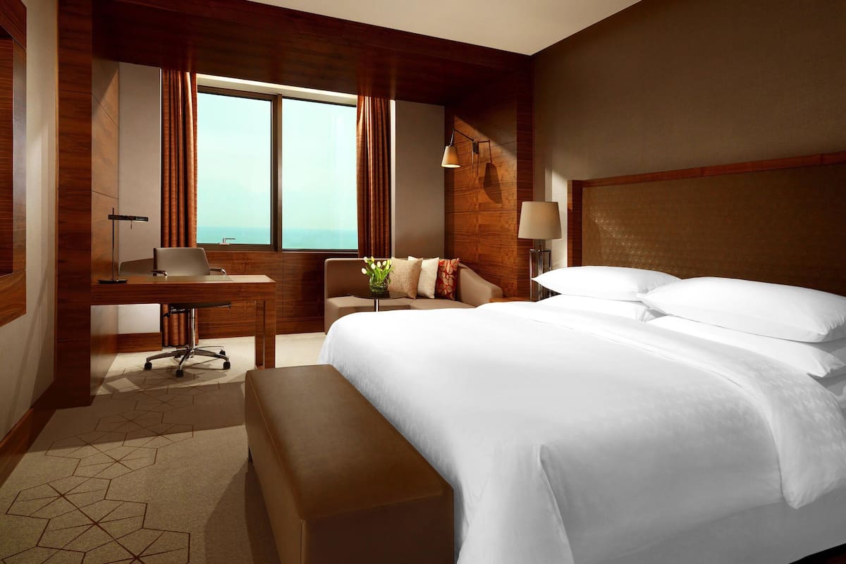 Club Room, 1 King Bed | In-room safe, desk, soundproofing, iron/ironing board