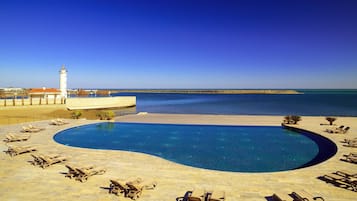 Piscina coperta, piscina stagionale all'aperto