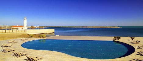 Una piscina techada, una piscina al aire libre de temporada