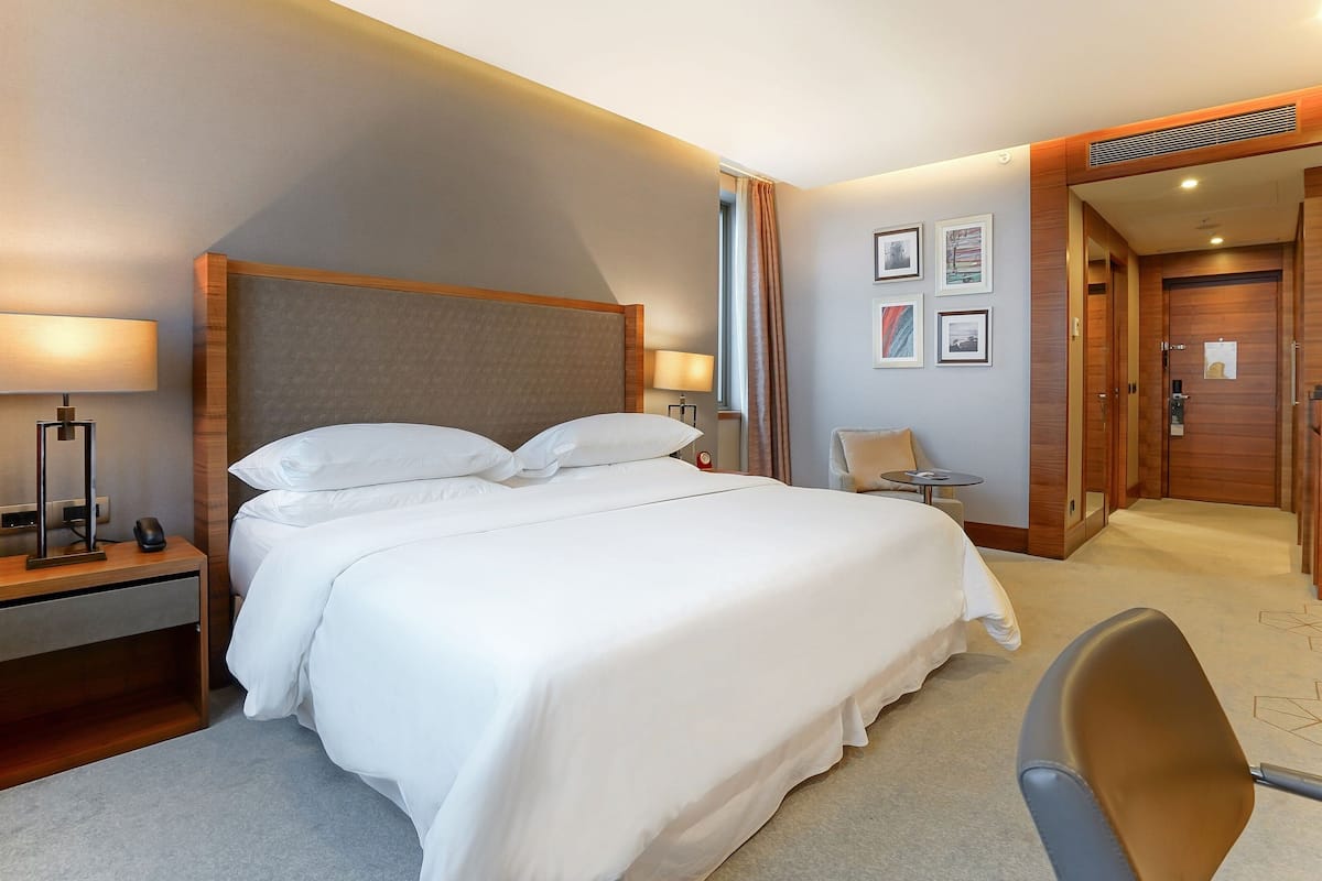 Junior Room, 1 King Bed, Harbour View | 1 bedroom, in-room safe, desk, soundproofing