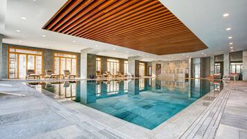 Een binnenzwembad en een seizoensgebonden buitenzwembad