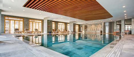 Una piscina techada, una piscina al aire libre de temporada