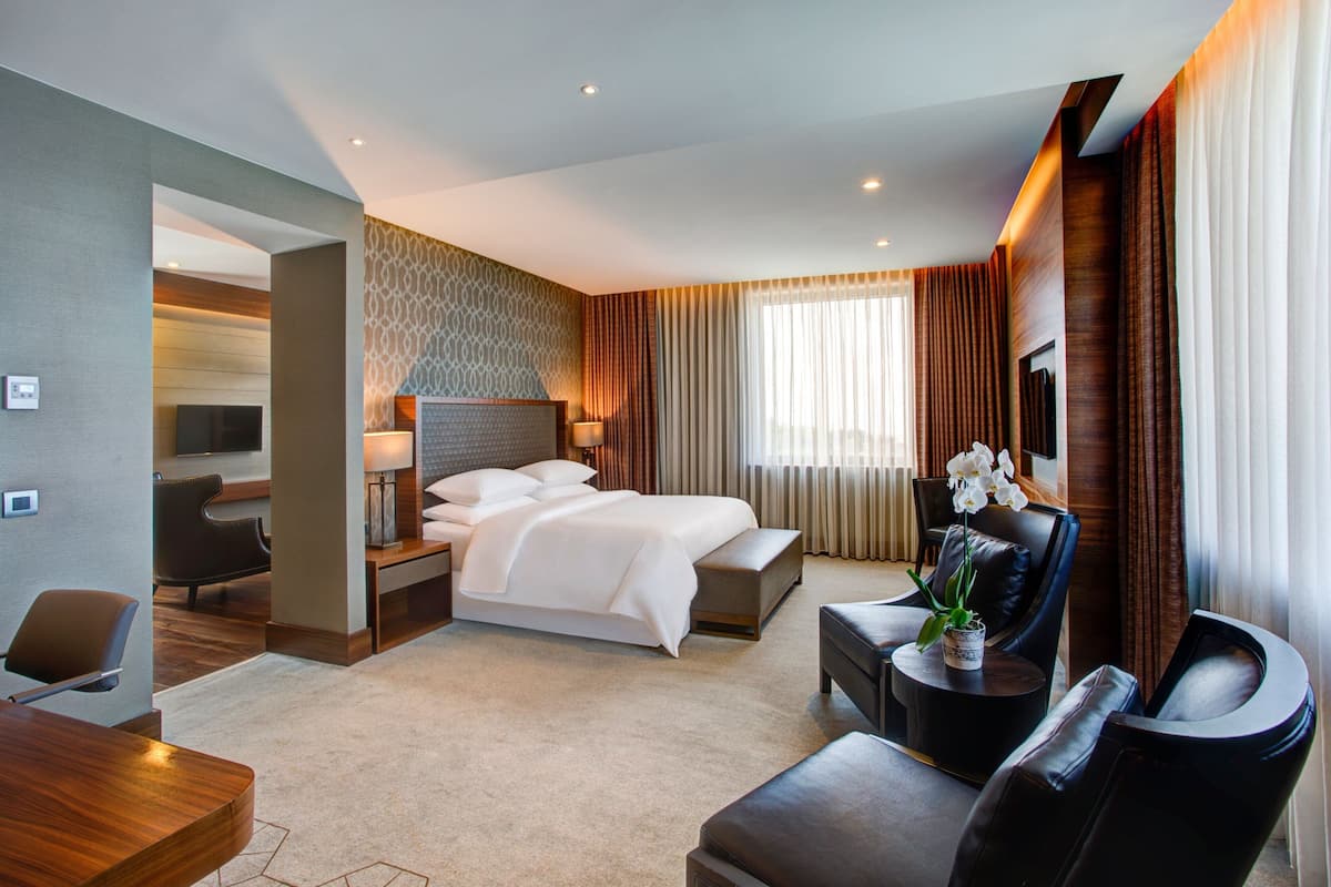 Executive Suite, 1 Bedroom | 1 bedroom, in-room safe, desk, soundproofing
