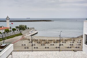 Özel plaj, şezlong, plaj şemsiyesi, plaj havlusu 