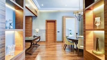 Presidentiële suite, 2 slaapkamers, uitzicht op zee | 1 slaapkamer, een kluis op de kamer, een bureau, geluiddichte muren