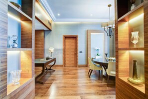 ห้องเพรสซิเดนเชียลสวีท, 2 ห้องนอน, วิวทะเล | ตู้นิรภัยในห้องพัก, โต๊ะทำงาน, ห้องเก็บเสียง, เตารีด/โต๊ะรีดผ้า